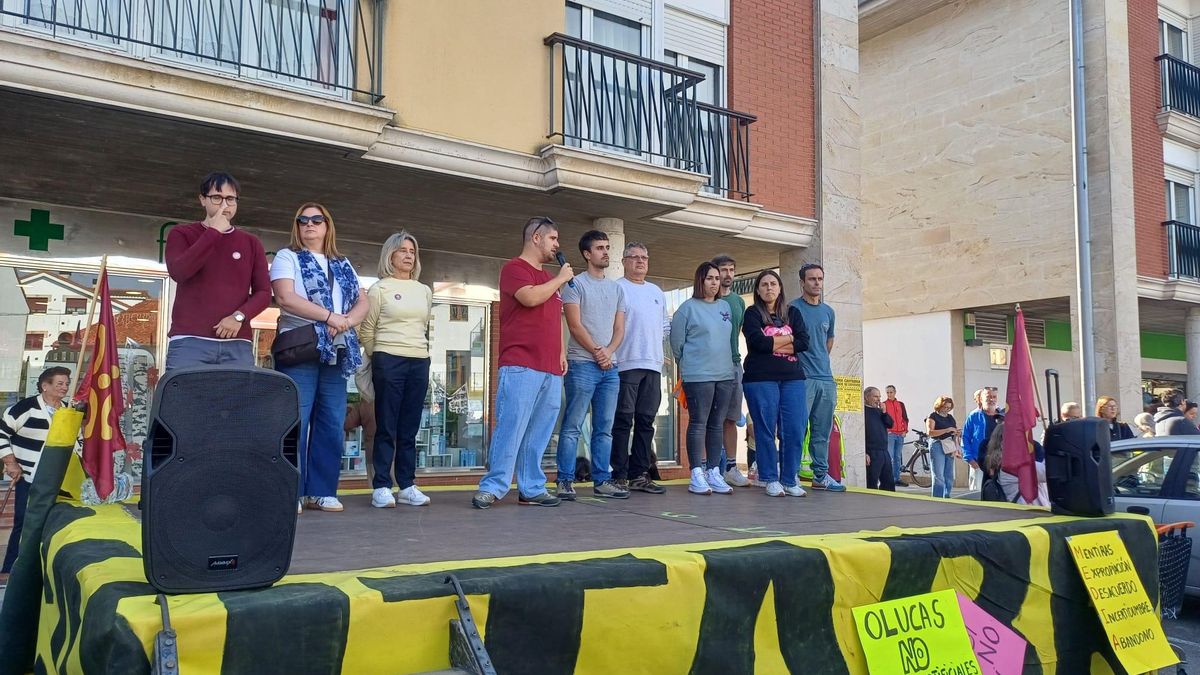 Los organizadores de Cantabristas al inicio de la manifestación.