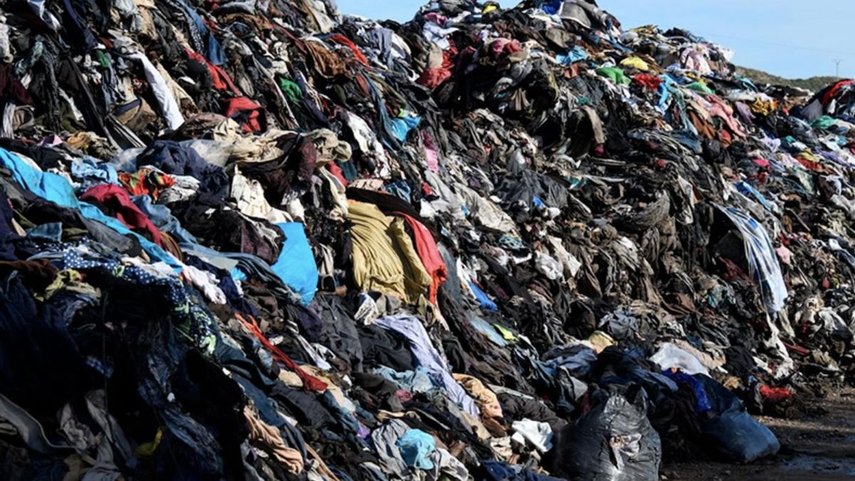 El modelo ultra fast fashion, un sistema de producción acelerada que fabrica grandes volúmenes de ropa a bajo costo y de corta vida útil.