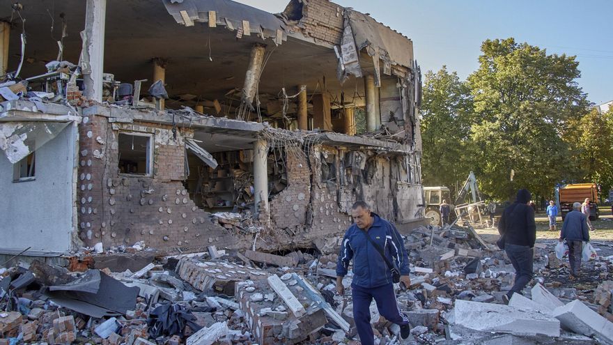 Los lugareños pasan frente a un edificio administrativo destruido en un ataque con cohetes en Jarkóv este 7 de septiembre de 2022. EFE/EPA/SERGEY KOZLOV