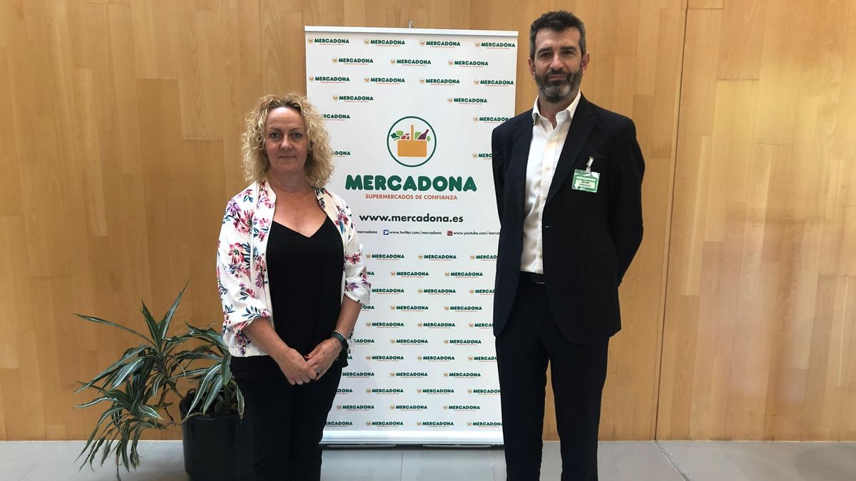 Amor Fernández, presidenta de FACA, y Nacho González, director de Cadena Agroalimentaria de Mercadona en Andalucía.