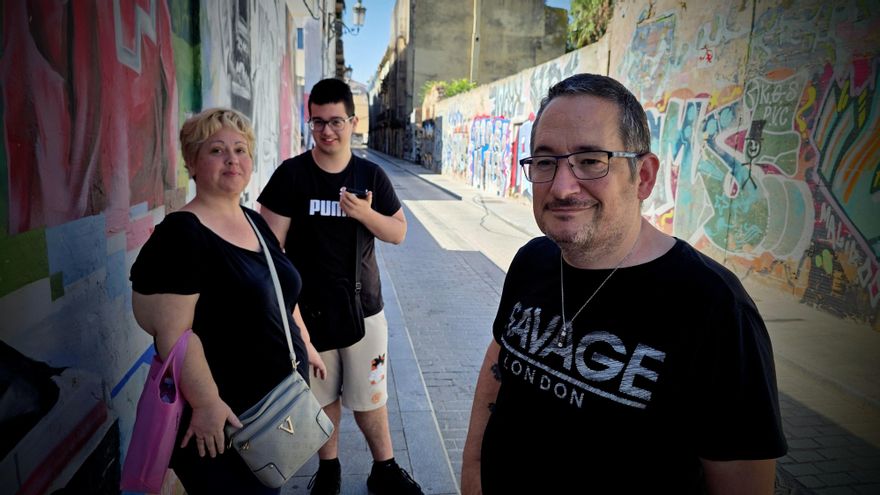 “O pago el alquiler o como”: el dilema de una familia valenciana que vive hacinada en una habitación por 330 euros al mes