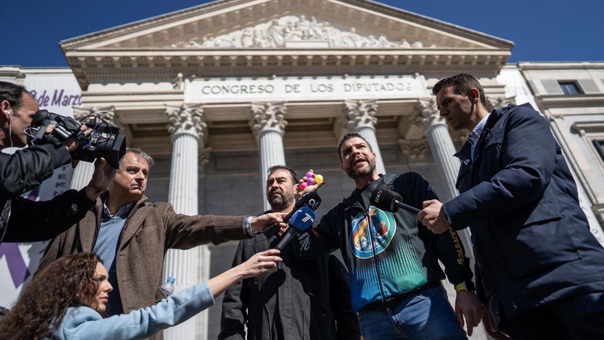 Uno de los organizadores de la protesta da declaraciones a los medios frente al Congreso