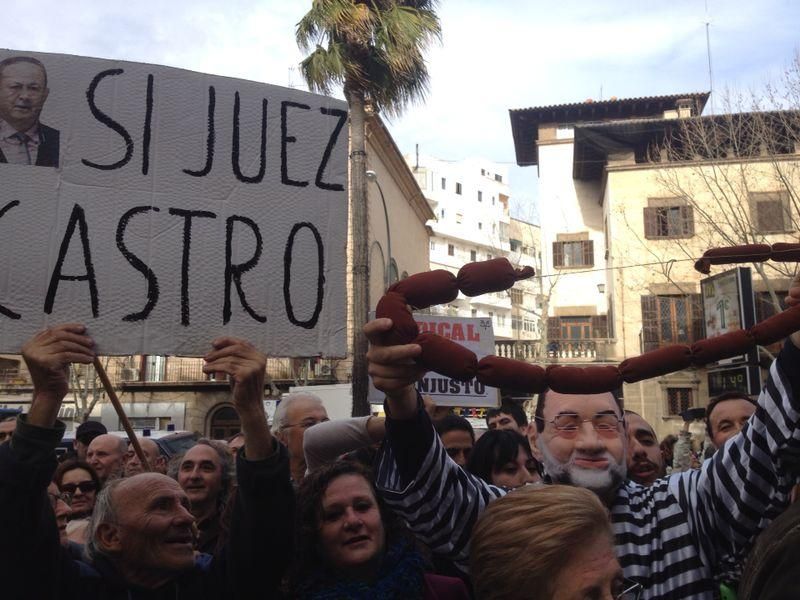 Apoyo a Castro y chorizos en la manifestación cercana a los juzgados