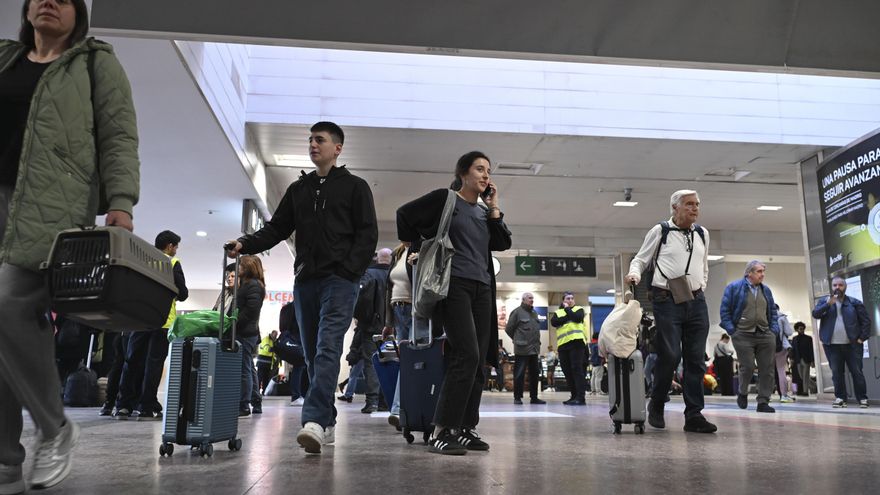 La circulación ferroviaria sigue suspendida en las líneas que enlazan Madrid con Valencia y en las cercanías de la propia capital de la Comunidad Valenciana por las condiciones atmosféricas adversas que desde ayer se viven en esa zona. EFE/Fernando Villar