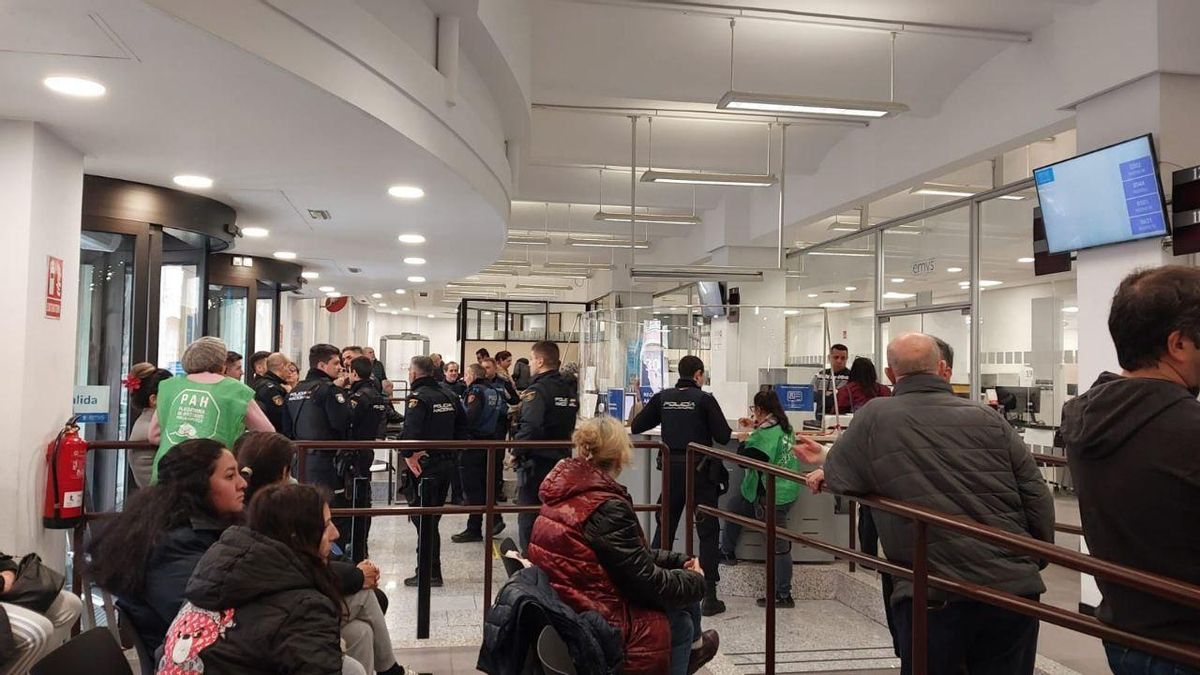 Agentes de la Policía Nacional dialogan con integrantes de la Plataforma de Afectadas por la Hipoteca, este miércoles en la sede de EMVS.