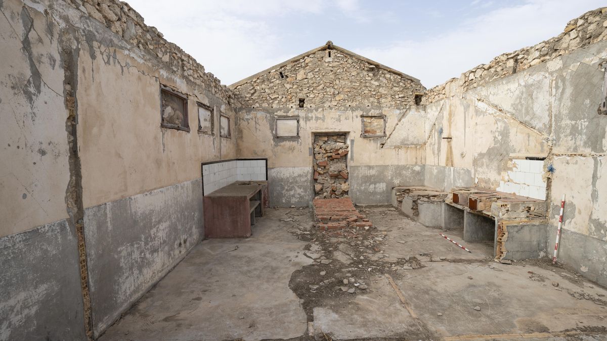 Interior del barracón cocina comedor.