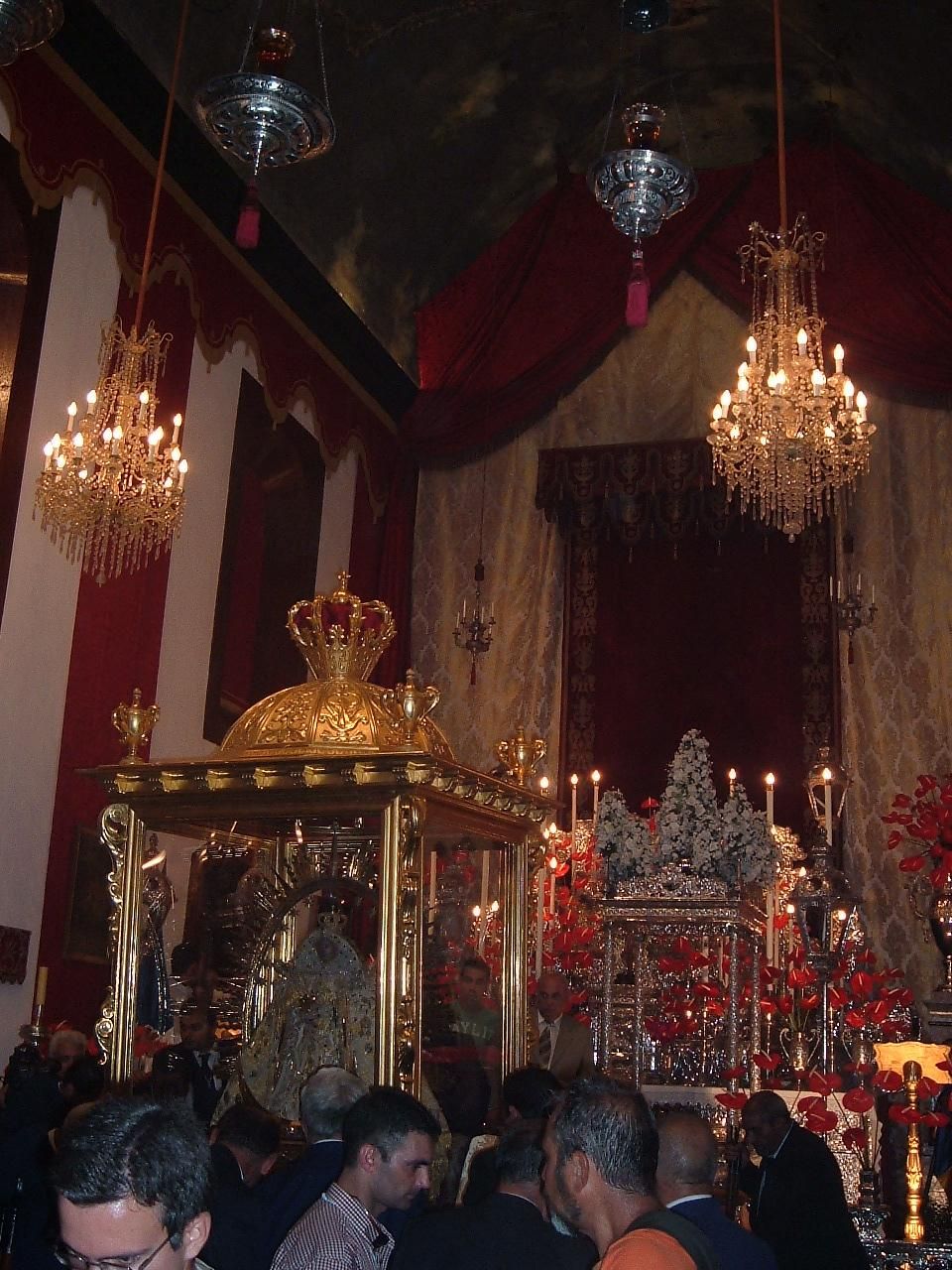 El  Sillón de Viaje de oro de la Virgen de las Nieves: celebrando 50 años de tradición y devoción.