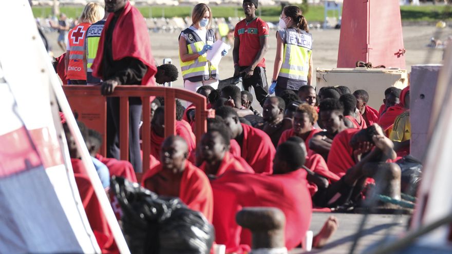 Un muerto y al menos dos desaparecidos al zozobrar un cayuco a 20 kilómetros de El Hierro