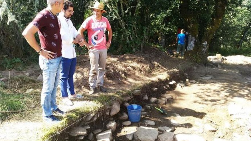 El director general de Juventud de la Junta, Eduardo Carazo (en el centro), en el Castro de La Muela.