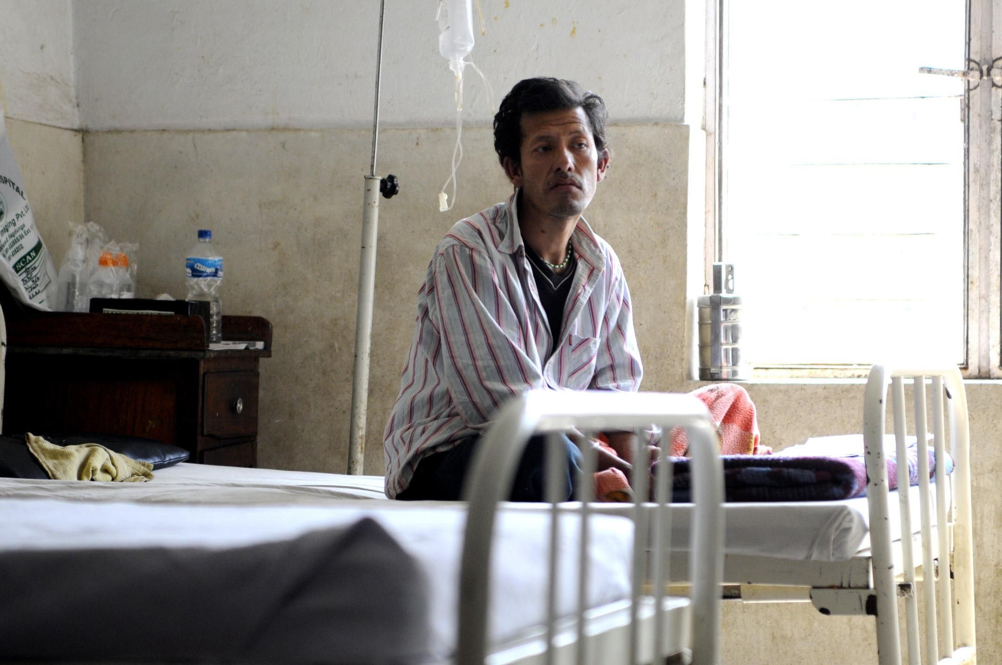 Ram Bahadur Gotami espera en el área de enfermedades infecciosas del Western Regional Hospital de Pokhara a que los médicos le digan cuál es su diagnóstico. Está enfermo de sida y ha llegado en una fase clínica 3, con lo que será difícil que salve su vida./Zigor Aldama