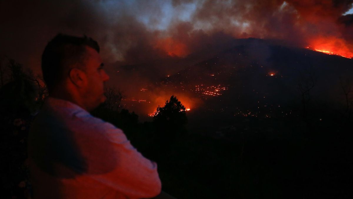 Un vecino observa las llamas del incendio de A Pobra do Brollón (Lugo).