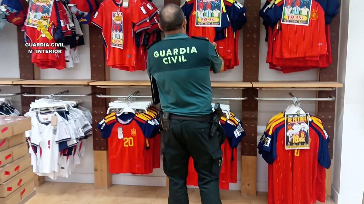 La Guardia Civil encuentra más de 1.000 equipaciones de fútbol falsas a la venta en Gran Canaria
