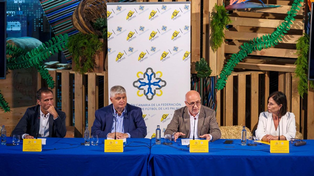 El presidente del Cabildo de Gran Canaria, Antonio Morales (2d); el viceconsejero de Actividad Física y Deporte del Gobierno canario, Ángel Luis Sabroso (1i); la directora territorial para Canarias del Banco Santander, Beatriz Martínez; y el presidente de la Federación Interinsular de Fútbol de Las Palmas, José Juan Arencibia (2i)