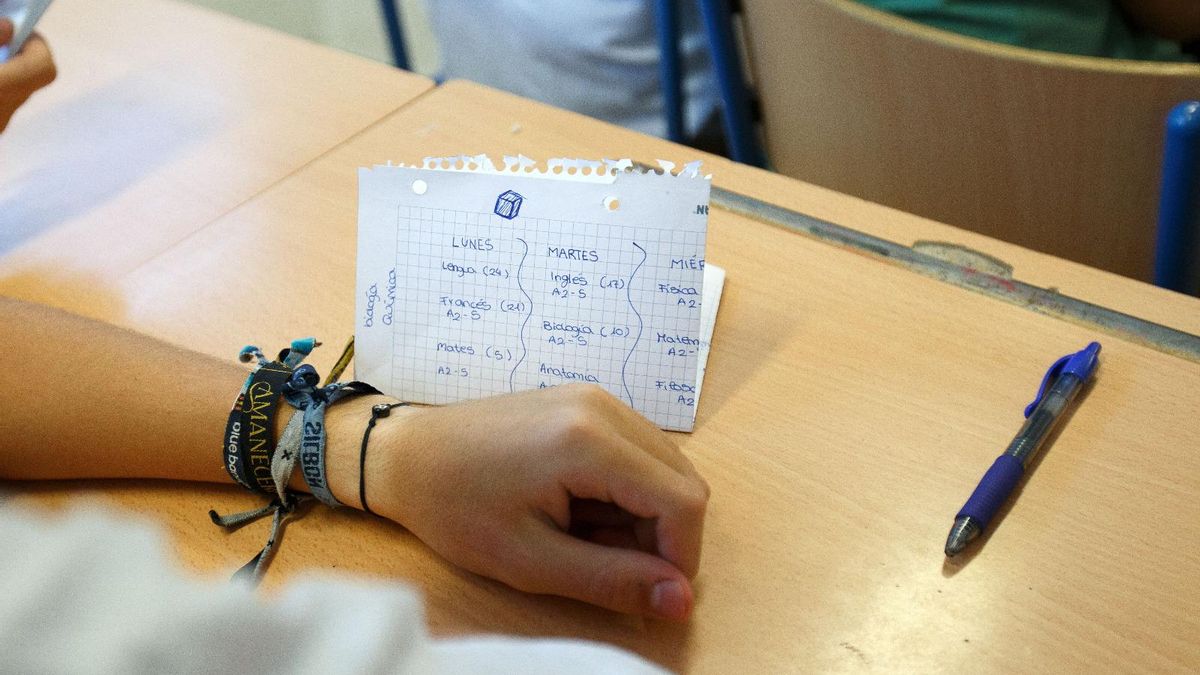 Los institutos andaluces reciben este martes a más de 887.500 alumnos de ESO, Bachillerato y FP
