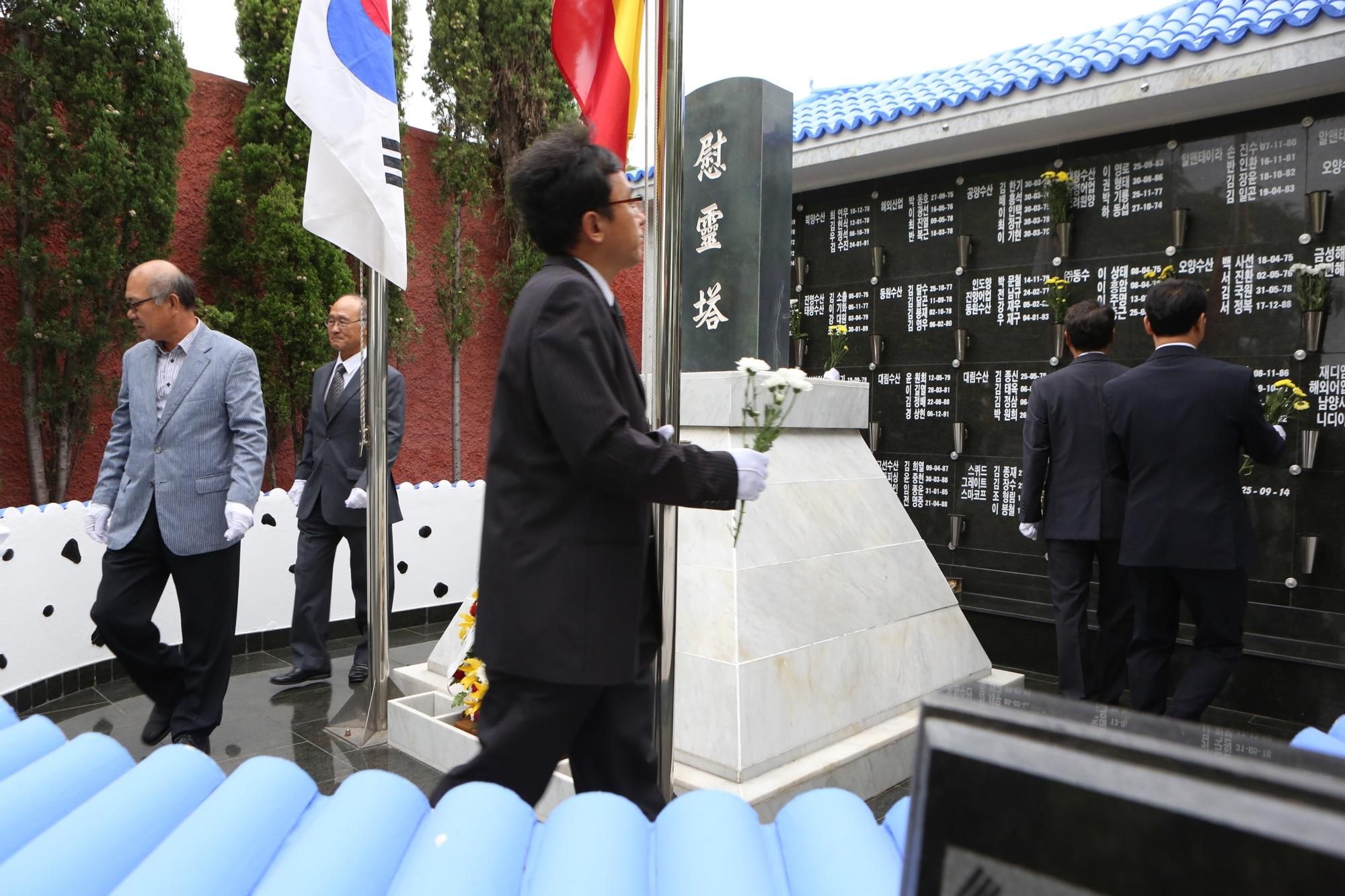 Ceremonia del traslado de marinos coreanos enterrados en el cementerio de San Lázaro (Alejandro Ramos)