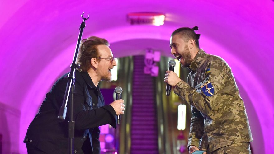 Bono brindó "concierto por la paz" en una estación del metro de Kiev
