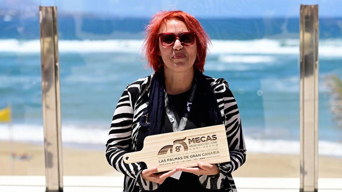 Mercedes Afonso muestra el Premio Islas Mecas.