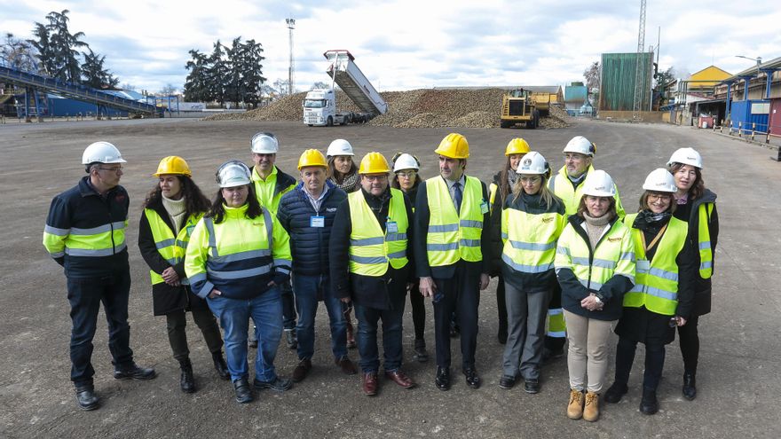 El consejero de Medio Ambiente, Juan Carlos Suárez-Quiñones, responsables de Azucarera y municipales.