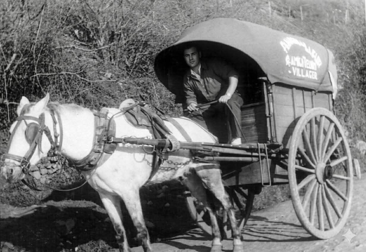 Jesús Curas, 'Cuqui', repartiendo pan a la antigua usanza desde su panadería de Villager.