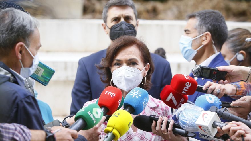La vicepresidenta primera del Gobierno, Carmen Calvo, este viernes en Córdoba atendiendo a los medios.