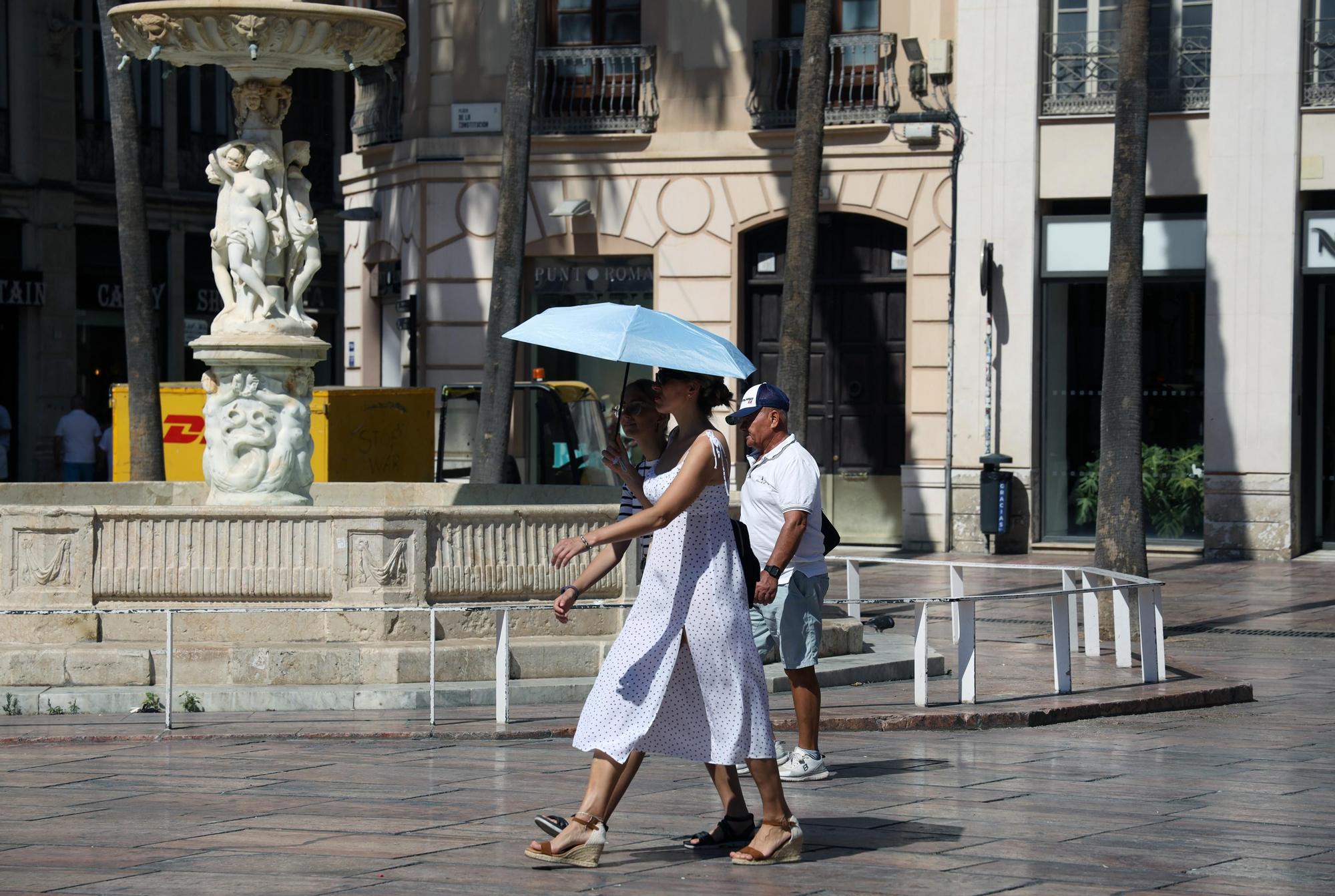Vecinos y visitantes de Málaga bajo los efectos del calor. Imagen de archivo