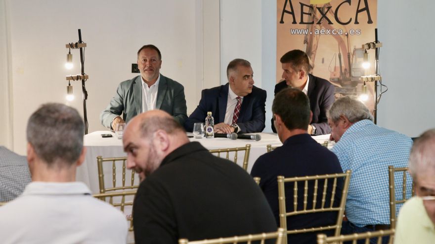 El consejero de Fomento asegura que la obra pública está "más activa que nunca" en Cantabria