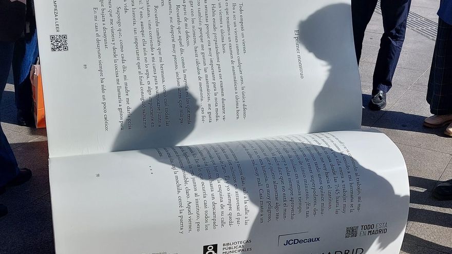 Madrid estrena 20 bancos con forma de libro para "sentarse a leer"