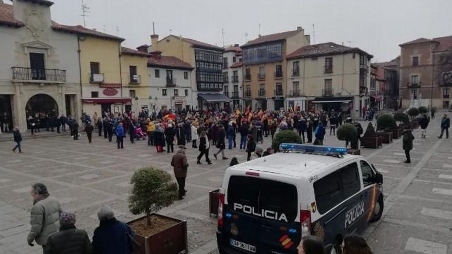 Estampa general de la fría mañana en León a la hora de la protesta convocada por Vox.