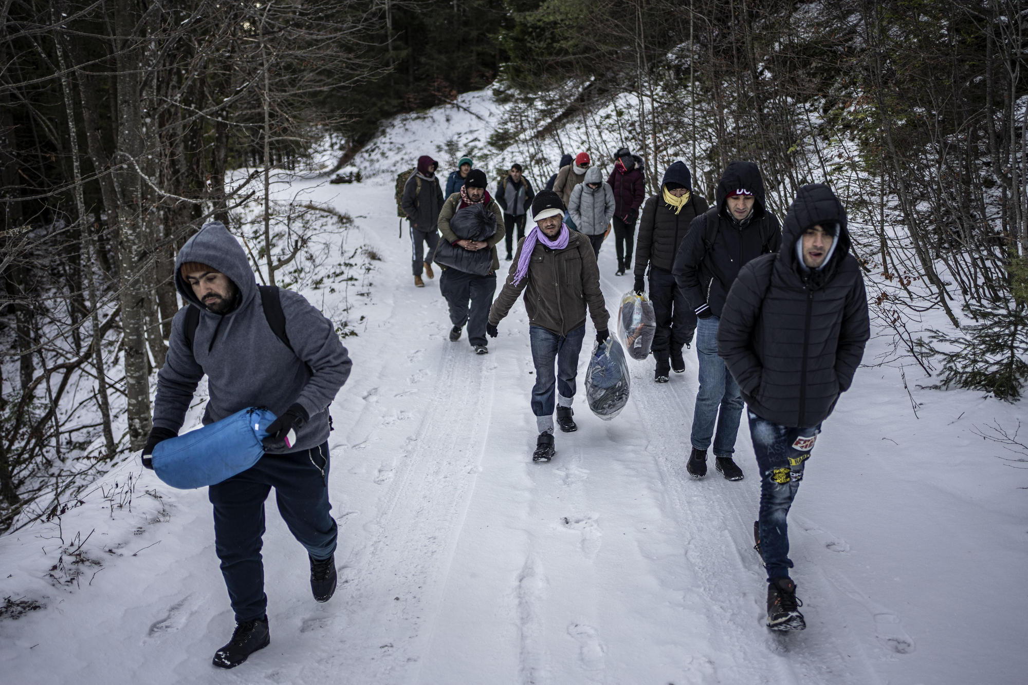 Un grupo de jóvenes afganos caminando por las montañas bosnias a pocos kilómetros de la frontera con Croacia