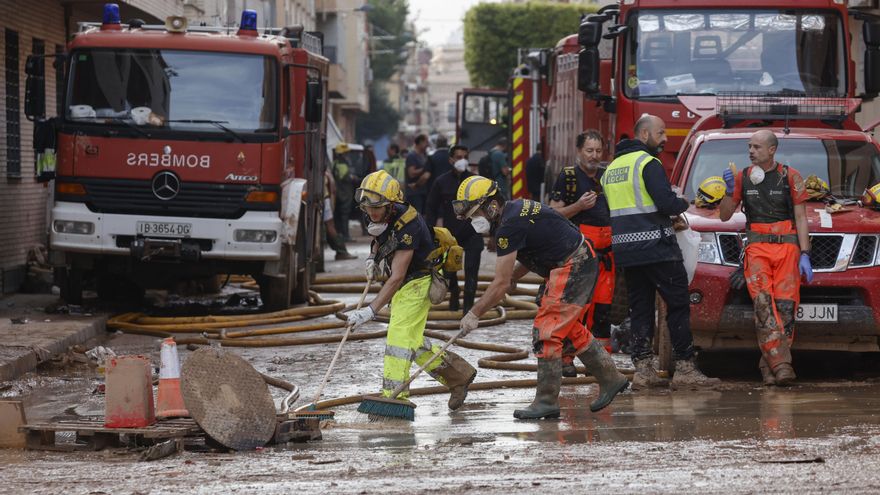 Los bomberos hicieron una treintena de rescates antes de las 15 horas del día de la dana