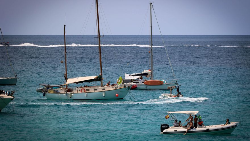Mojitos i 'caipirinhas' a alta mar: els 'bars flotants' il·legals s'apoderen de les platges d'Eivissa
