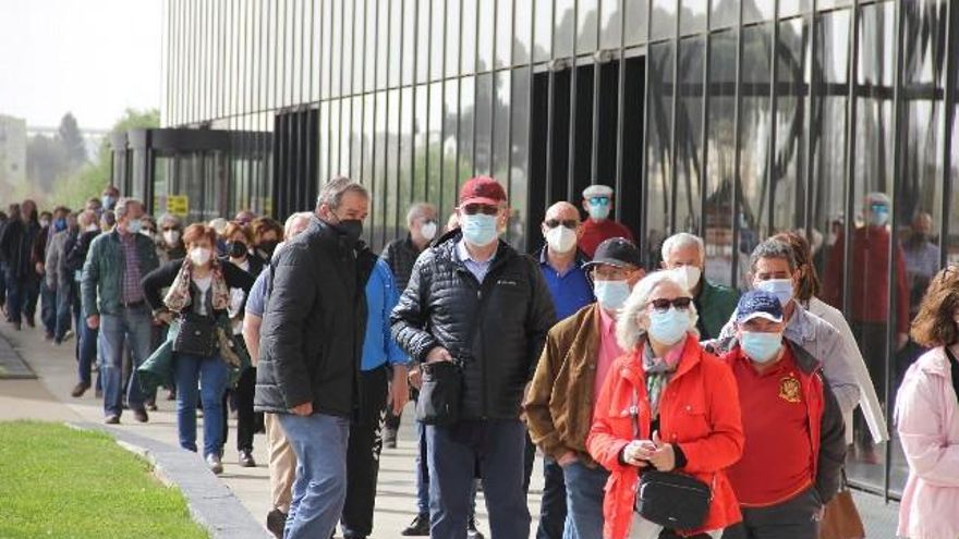 Parte de la cola de acceso para las vacunaciones.