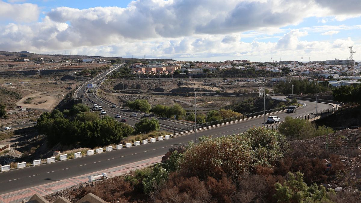 Antigua carretera de acceso a El Tablero. En la urbanización con esas vistas, la apuesta por zonas verdes es nula