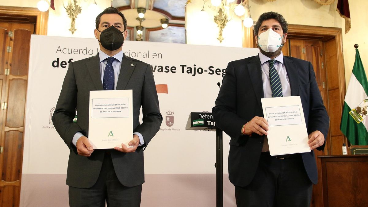 Los presidentes de Andalucía, Juanma Moreno (I), y Murcia, Fernando López Miras (d), muestran el documento firmado de la Declaración Institucional en Defensa del Trasvase Tajo-Segura. Almería a 19 de abril 2021
