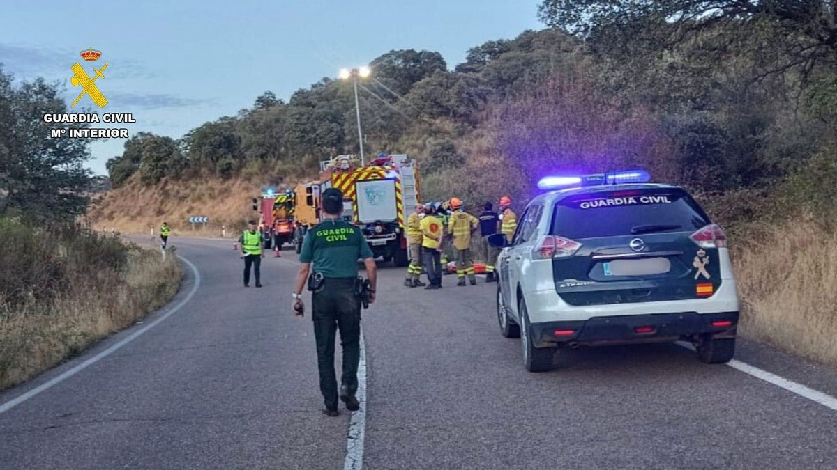 Intervención de la Guardia Civil y los bomberos en el rescate del vehículo