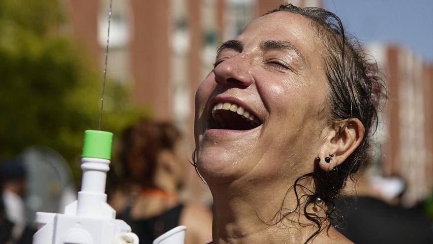 Una mujer lo da todo en la Batalla Naval, porque el agua es vida y en plena ola de calor en Madrid más aún.