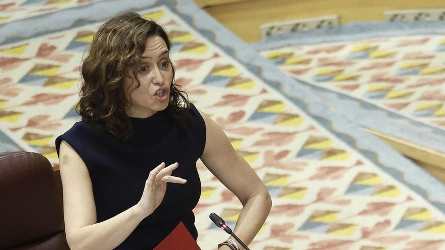 La presidenta de la Comunidad de Madrid, Isabel Díaz Ayuso, interviene este jueves en el pleno de la Asamblea regional marcado por la huelga indefinida de la comunidad educativa no universitaria de la región para reclamar mejoras laborales y denunciar el "deterioro" de la enseñanza pública. EFE/ Javier Lizón