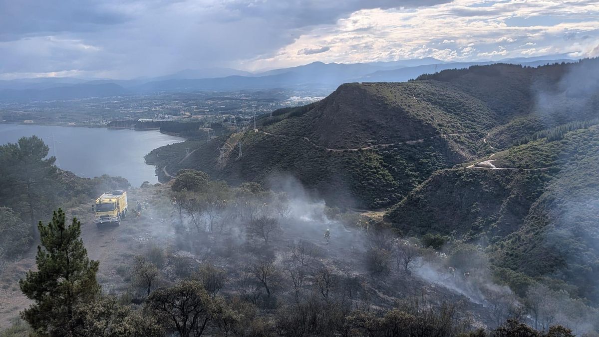 Una quincena de incendios forestales activos mantienen la situación de emergencia extraordinaria en El Bierzo