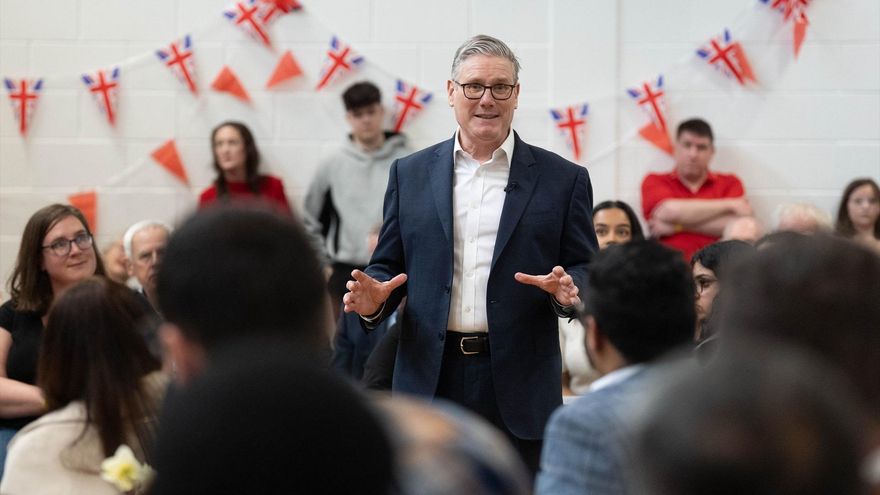 El primer ministro británico, Keir Starmer, en un evento de campaña para las elecciones municipales en Newton, Inglaterra, el 1 de abril.