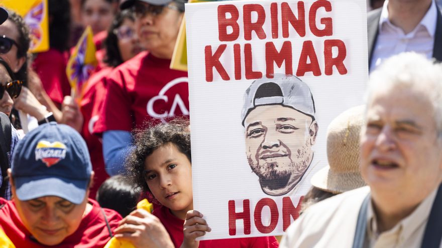 La Administración Trump devuelve a EEUU a Kilmar Abrego, el salvadoreño deportado por error, tras semanas desoyendo a los tribunales