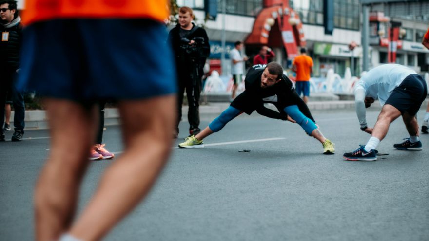 ¿Es mejor estirar antes o después de hacer ejercicio?