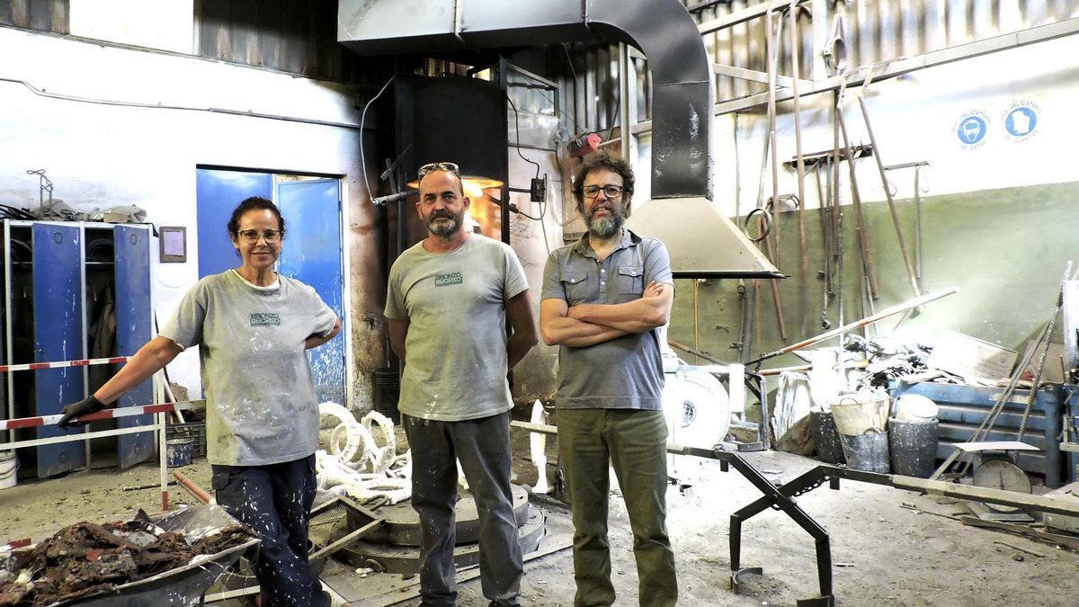 Los fundadores de el taller El Bronzo, Evelina Martín (1i) y Francisco Rodríguez (2i), junto a uno de los jefes del taller, Ventura Alemán (1d).