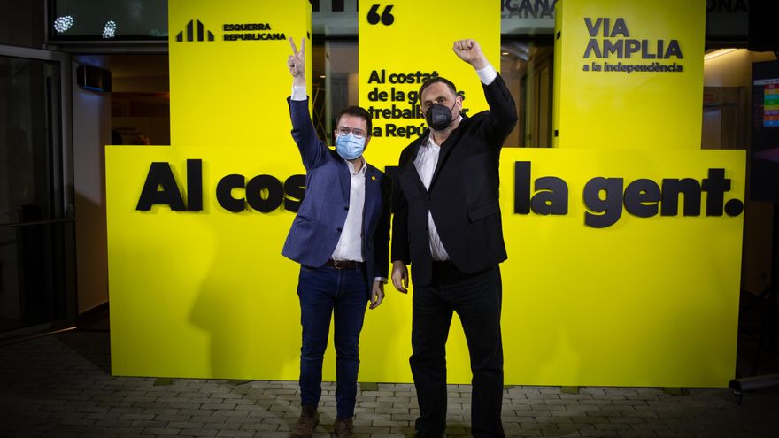 Archivo - El presidente de la Generalitat, Pere Aragonés (i); junto al líder de ERC y exvicepresidente del Govern, Oriol Junqueras, en una imagen de archivo.