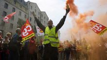 Las revueltas sindicales en Francia ponen en cuestión el futuro de Hollande