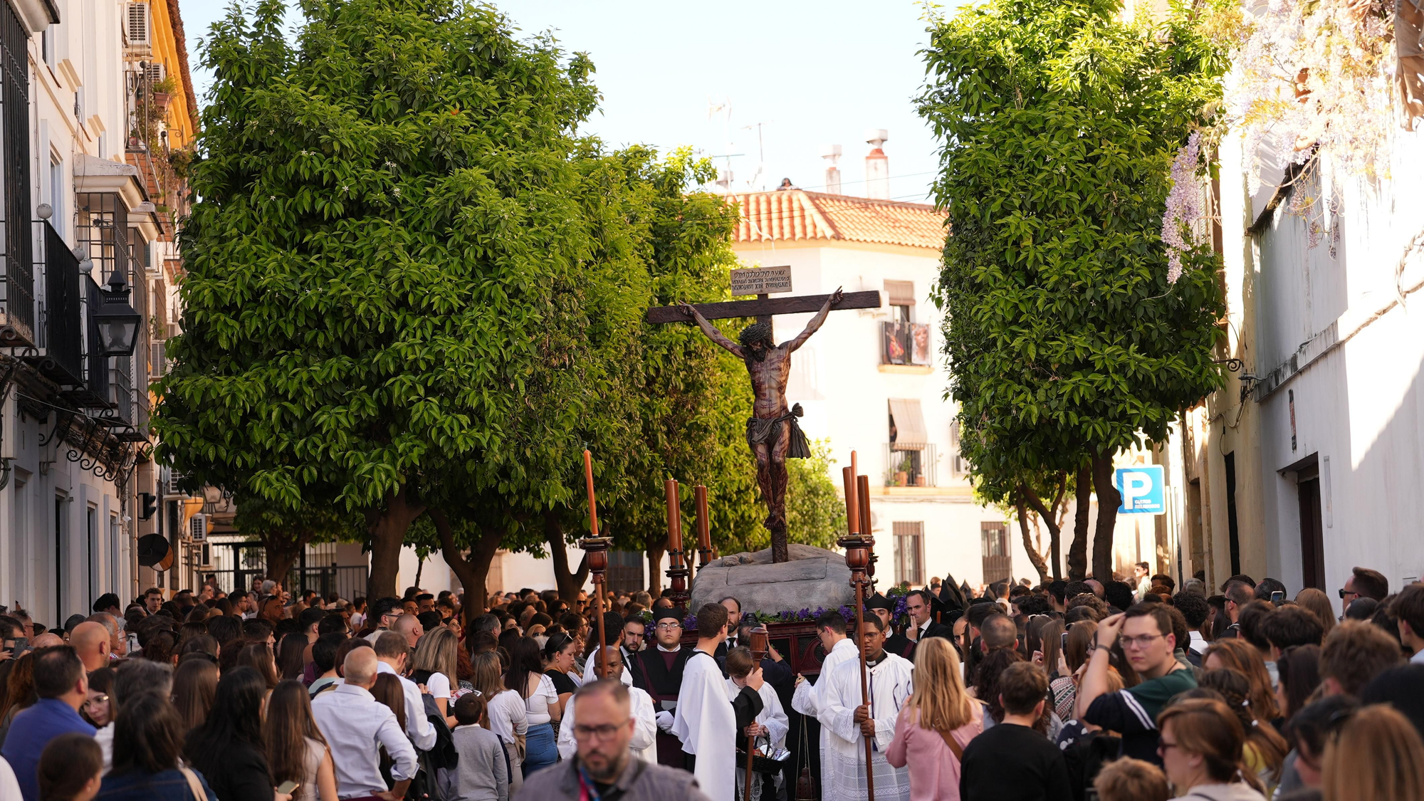 La estación de penitencia de la Hermandad Universitaria, en imágenes