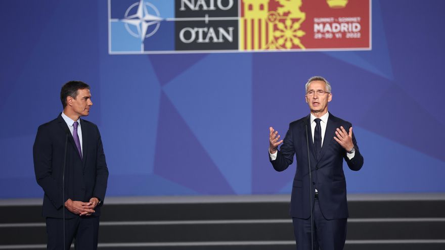 El presidente del Gobierno, Pedro Sánchez (i) y el secretario general de la OTAN, Jeans Stoltenberg (d), comparecen tras su visita a las instalaciones de la Feria de Madrid.