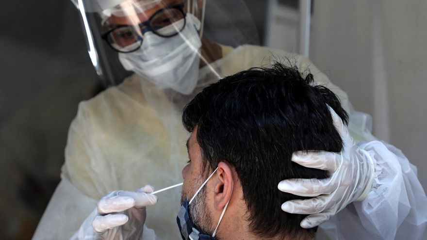 Personal médico le toma la prueba de coronavirus a un hombre en São Gonçalo, estado de Río de Janeiro (Brasil), en una fotografía de archivo. EFE/Fabio Motta
