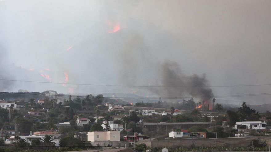 Aumenta el tremor volcánico en La Palma este miércoles mientras las coladas del norte y del sur avanzan destruyendo todo a su paso