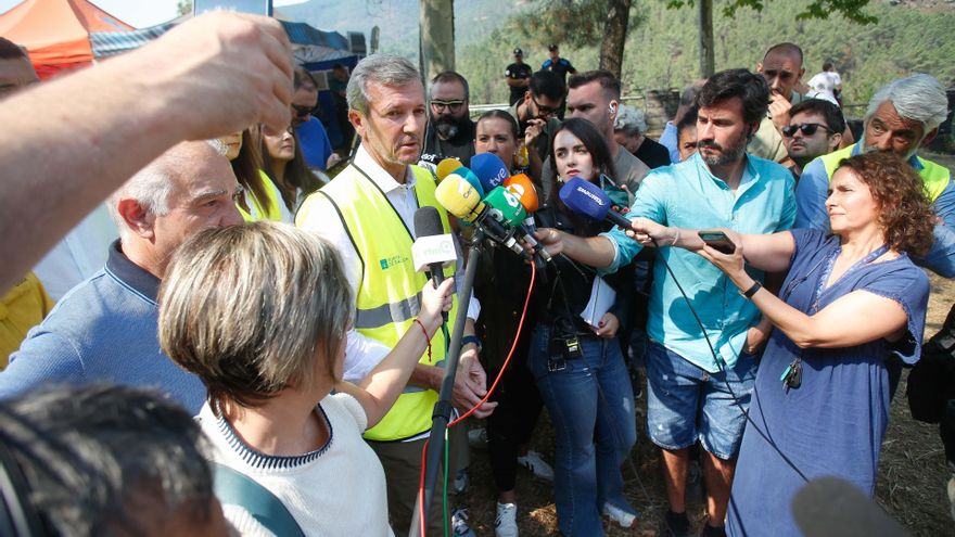 El presidente de la Xunta, Alfonso Rueda, atiende a los medios de comunicación, tras visitar Quiroga.