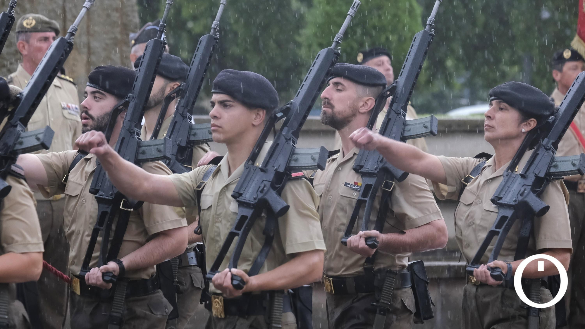 Izado de la bandera de España en la Plaza de España